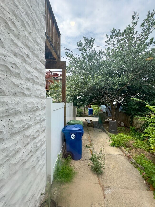 Foto del edificio - Charming 2 Bedroom/1.5 Bathroom Townhome in Highlandtown, MD!