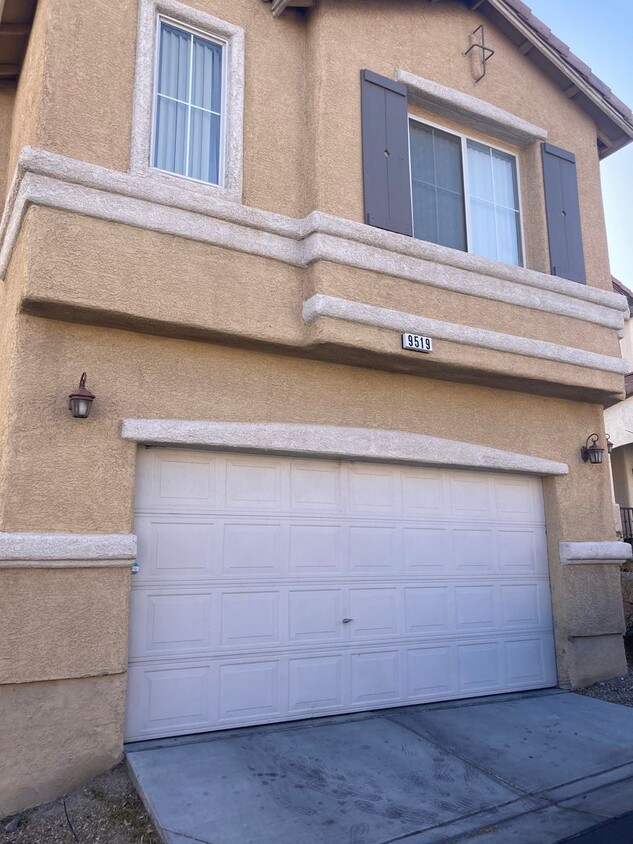 Foto principal - 4 bedroom 2.5 Bath 2 car garage near Sky C...