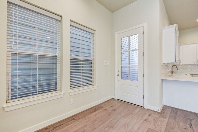 Building Photo - Charming 2 story home with modern elegance