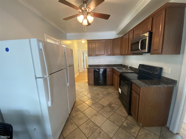 Building Photo - 6 br, 2 bath  - 503 Elm St Apt 1 #1