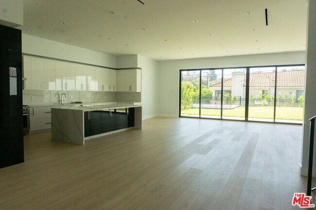 Foto del edificio - 10360 Ilona Ave