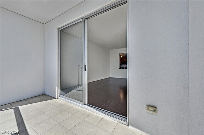 Foto del edificio - 200 W Sahara Ave