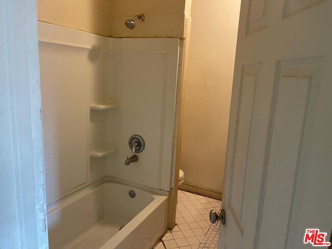 Foto del edificio - 1005 W 46th St