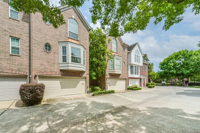 Foto del edificio - 4455 Castle Ct Pl