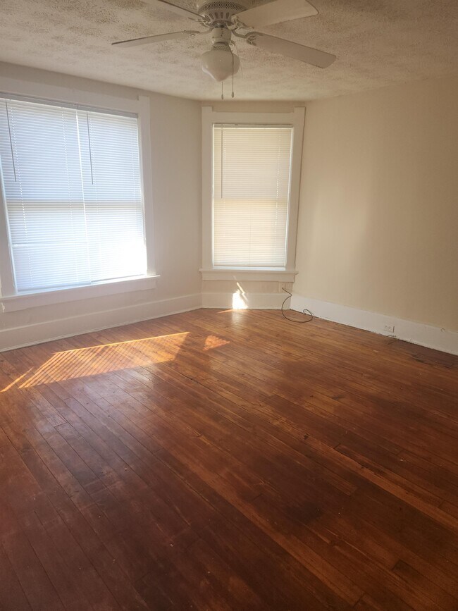 Building Photo - 1361 Woodland Ave NW