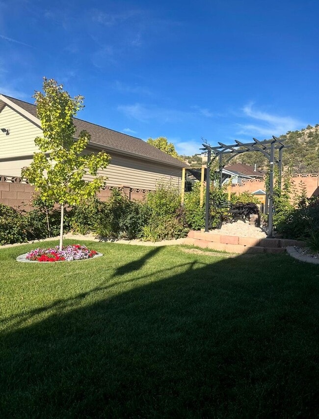 Building Photo - Beautifully Renovated 6 Bedroom Home in th...