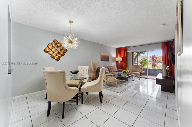 Foto del edificio - 8550 N Sherman Cir