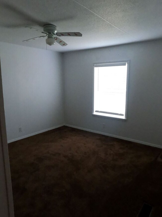 Building Photo - Private 3 Bedroom 2 Bath on 2.4 AC in Sain...