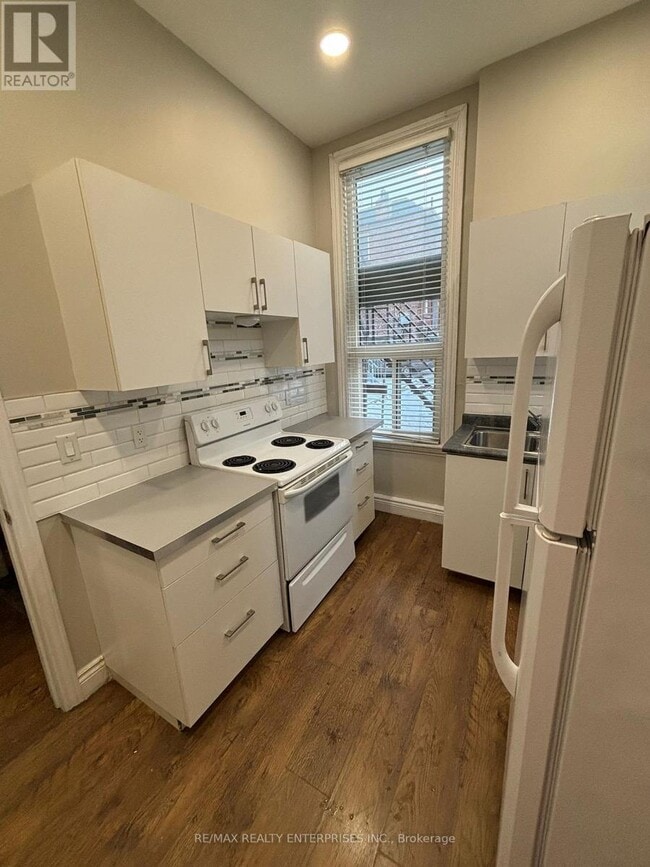 Building Photo - 156 James St S