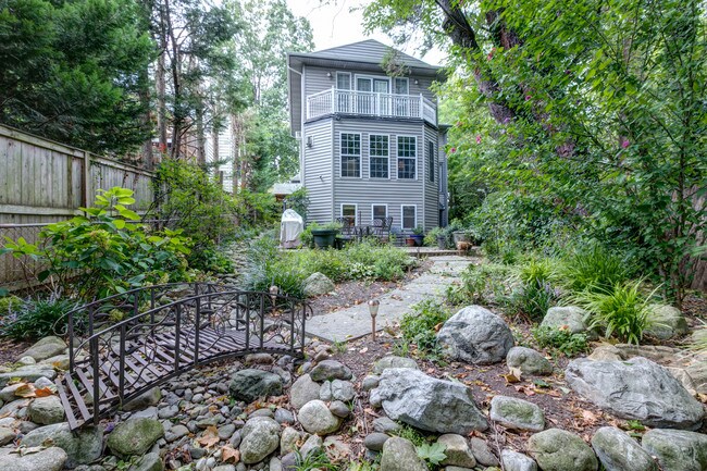 Jardín - 4411 38th St NW