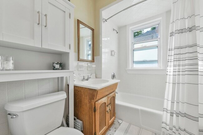 Building Photo - 36 Thingvalla Ave