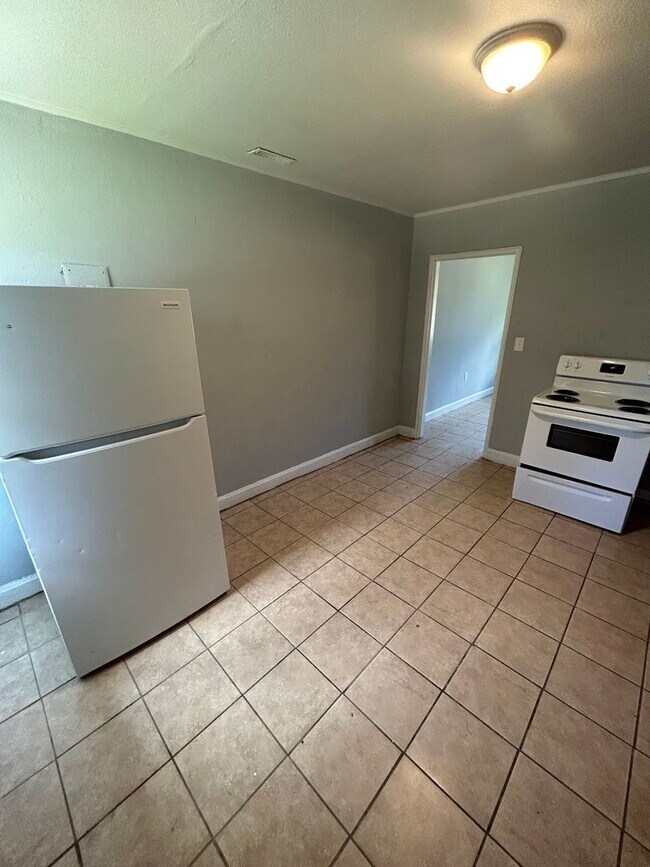 Building Photo - 636 A