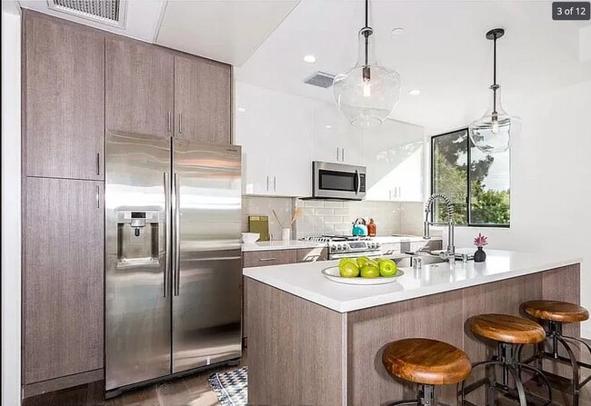 kitchen with island - 3117 W Rivers Edge Ct