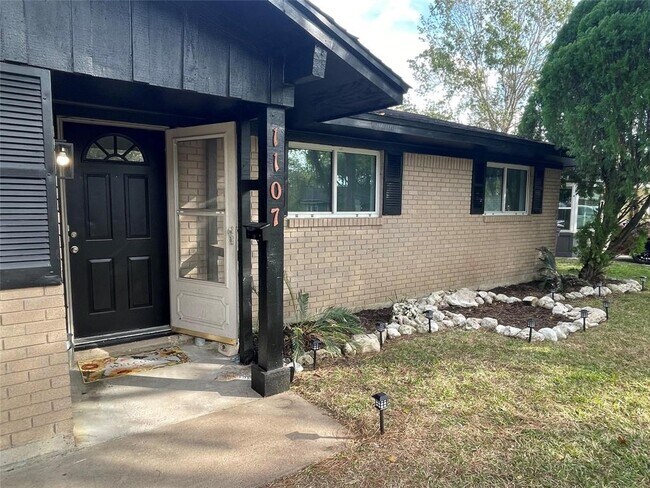 Foto del edificio - 1107 Dover Cir
