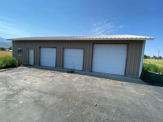 Building Photo - Large Payson Family Home With 5 Acres