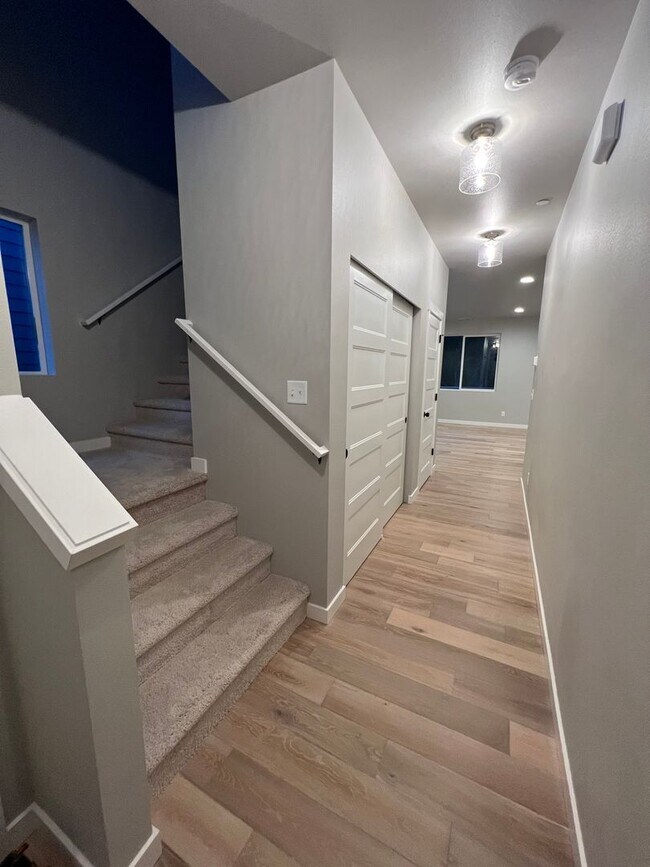 Foto del edificio - Like New 2022 Built 5 bedroom home