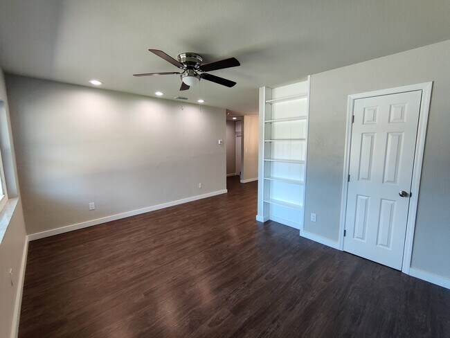 Sala de estar con armario y estantería empotrada. - 1814 26th St W