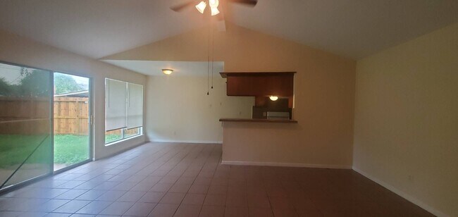 Foto del edificio - Charming 3 bed/2 bath home for rent in the Old River Manor subdivision in Channelview,