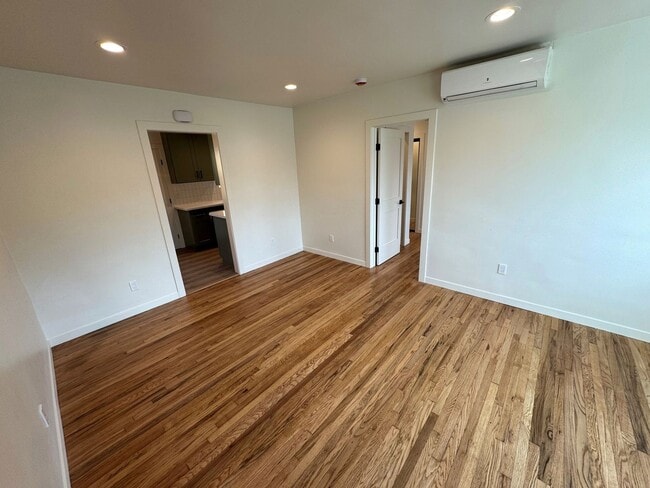 Building Photo - Remodeled Midtown Apartment- Private Washer/Dryer +AC!!