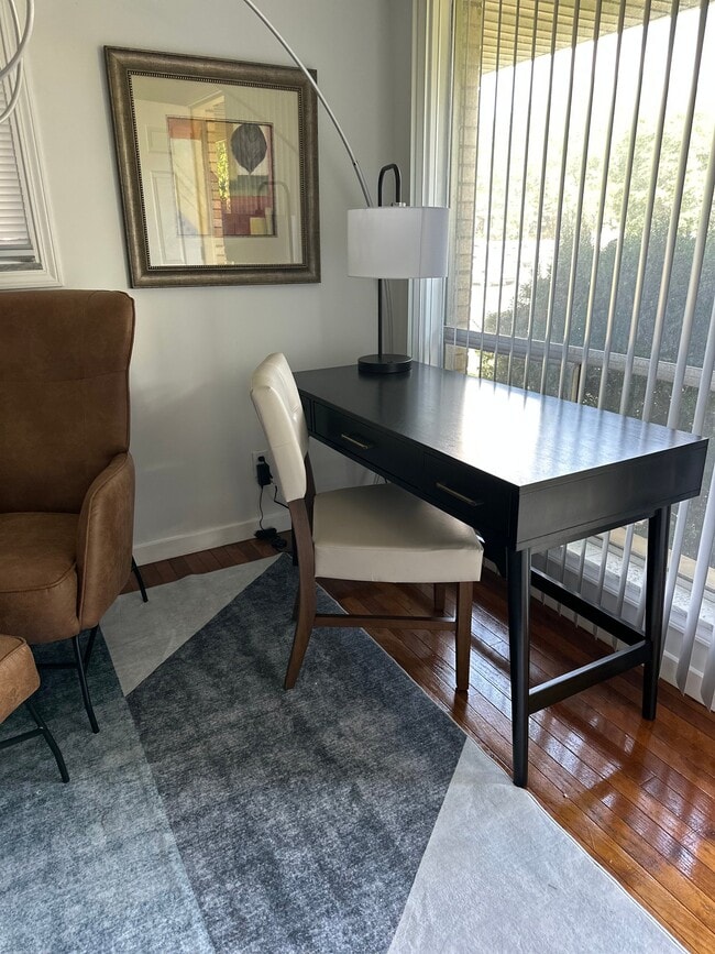 Foto del edificio - 652 E Main St