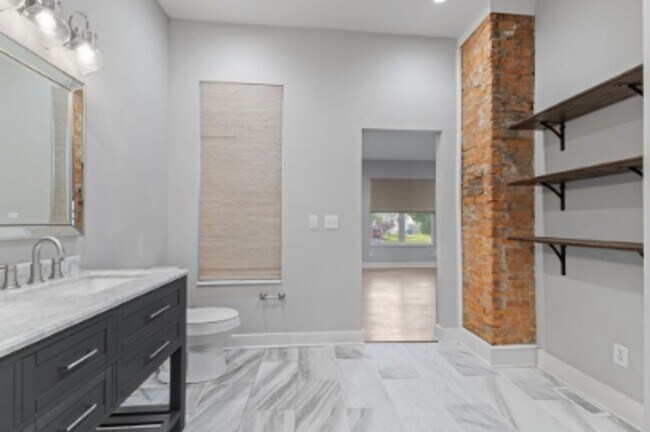 Foto del edificio - 1806 Woodlawn Ave