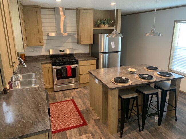 Building Photo - 2423 Estabrook Dr