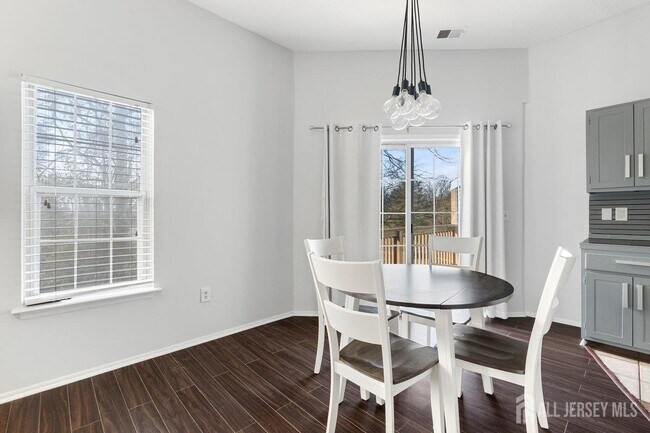 Building Photo - 5033 Beech Ct