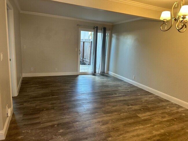 Foto del edificio - 2 Bed 1 Bath Available NOW!!! Washer/Dryer...