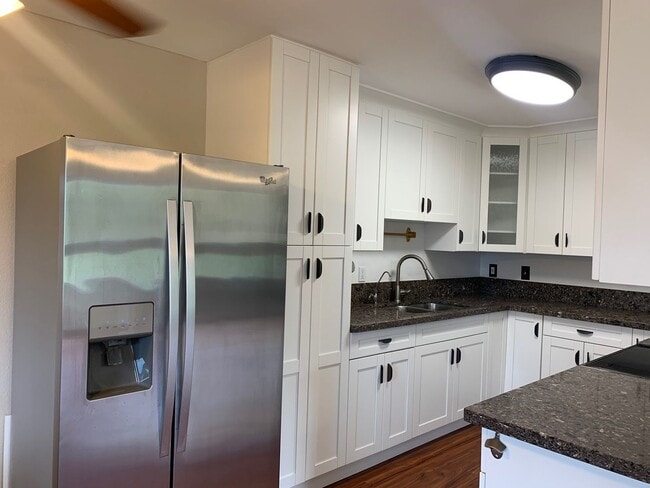 Foto del edificio - 2 bed 1 bath with 2 assigned parking in Ma...