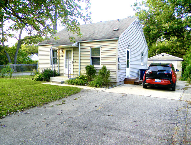 FRONT YARD - 3303 Oakwood St