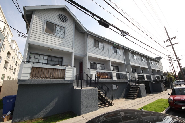 Building Photo - Bundy Townhomes