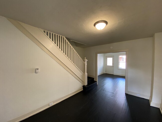 Building Photo - 1110 W Poplar St