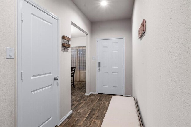 Foto del edificio - 518 Poppy Field Ct