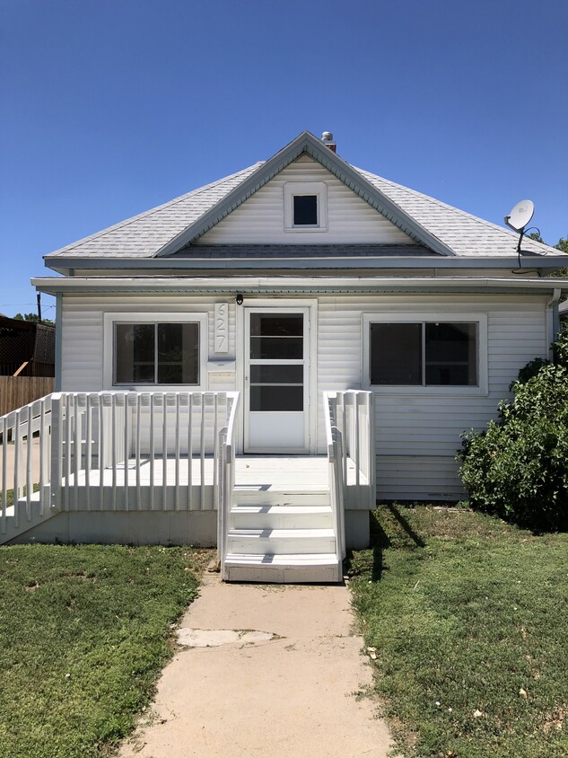 Spacious house for rent with large yard, garage, and enclosed patio. - 627 N 5th St