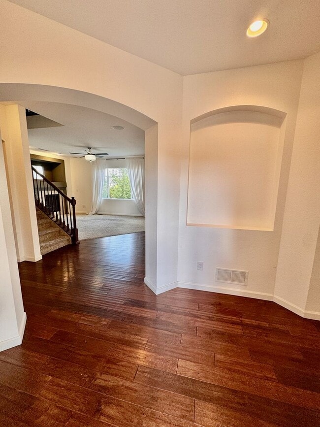 Building Photo - Large 4 bedroom home with a Fully Finished...