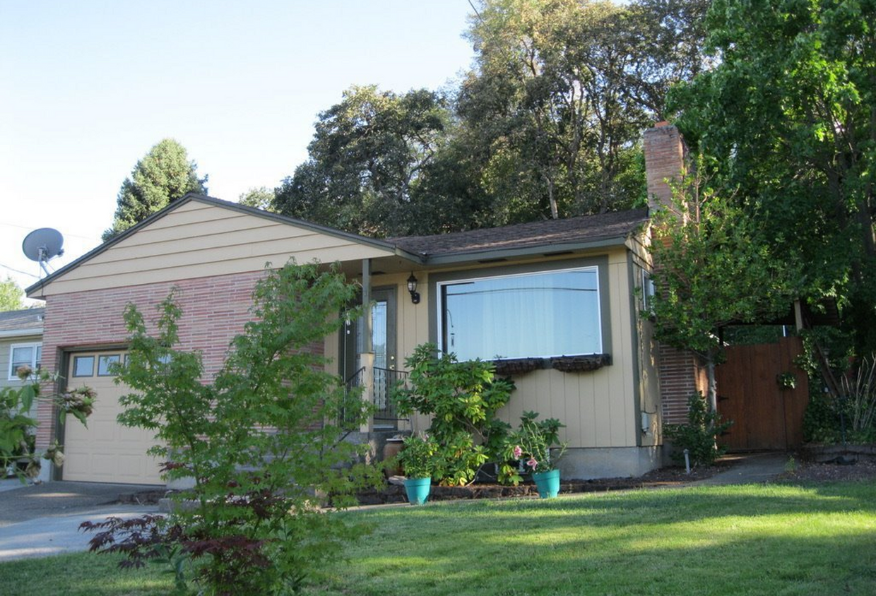 Primary Photo - 4 Bedroom, 2 Bath home in The Dalles.