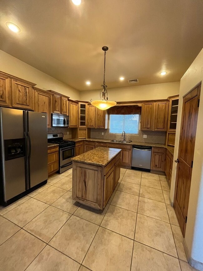 Building Photo - Beautiful 3 Bedroom Home! Available Now!