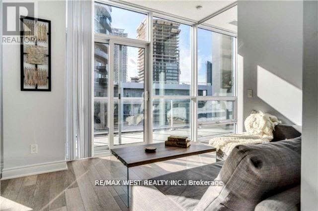 Photo du bâtiment - 80 Marine Parade Dr