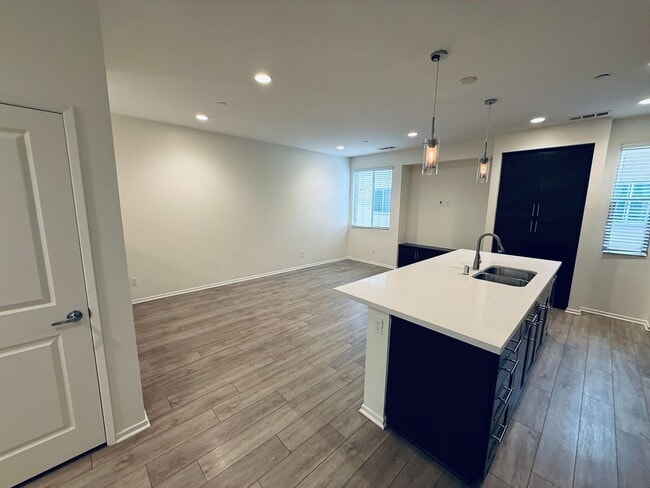 Foto del edificio - Stylish 3-Story Townhome in the Gated Paci...