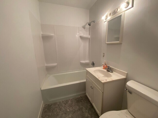 Building Photo - Cute 2 bedroom house now available $650