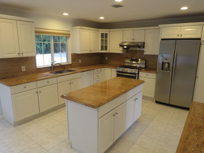 Building Photo - Mint 4 Bedroom 3.5 Bath