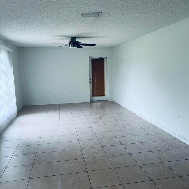 Building Photo - 6136 NW Gaylord Terrace