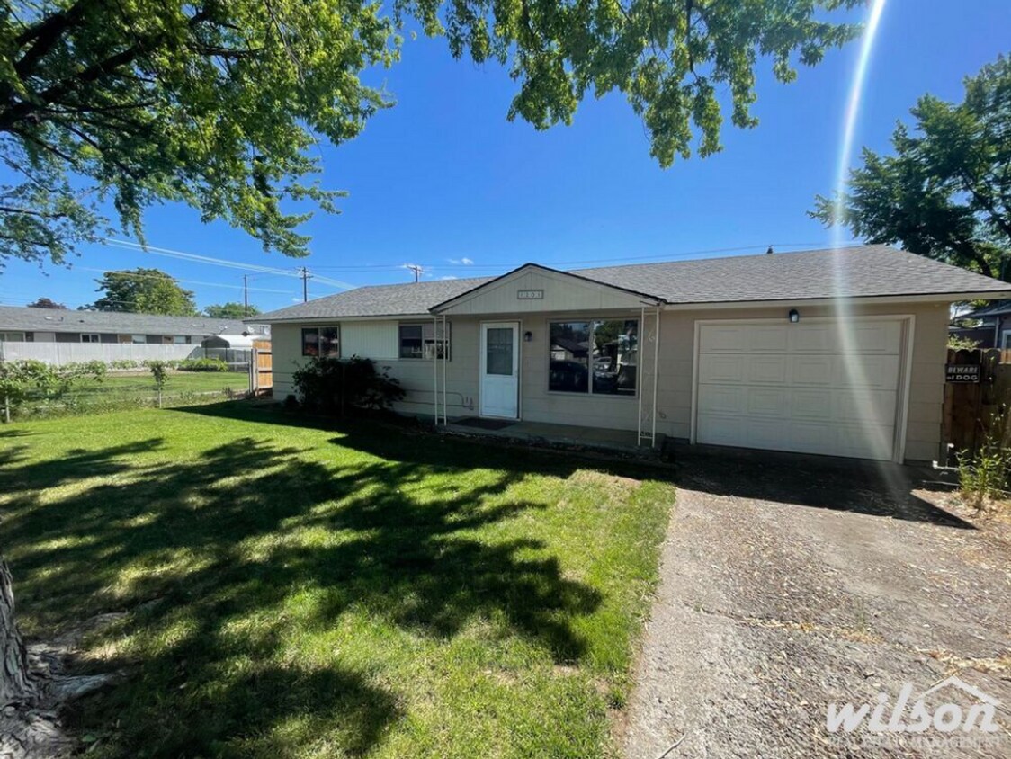 Building Photo - 3bd/1.5ba House Full Lawncare Included wit...