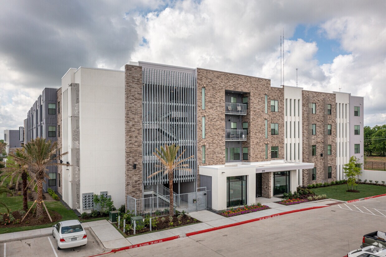 16432 Chimney Rock Rd, Houston, TX 77053