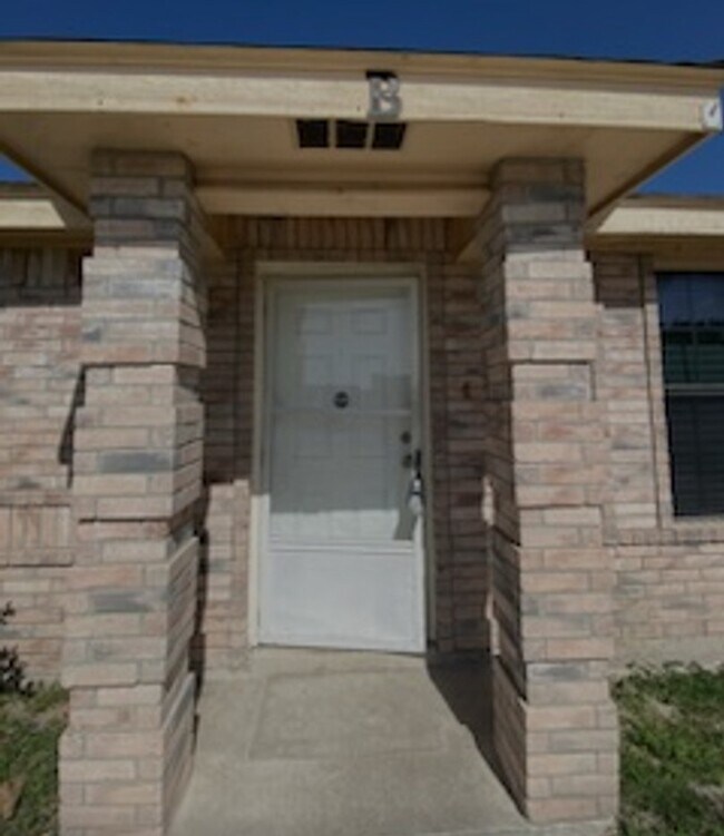 Front Door - 113 N Glasscock Blvd