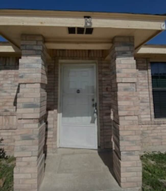 Front Door - 113 N Glasscock Blvd