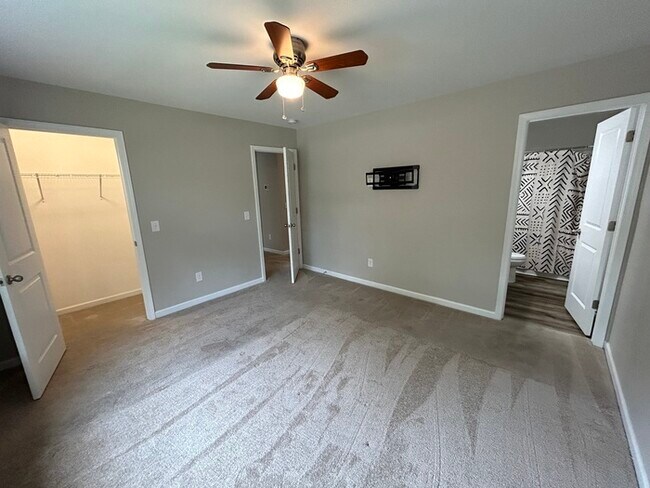 Building Photo - 905 Klondale Ave