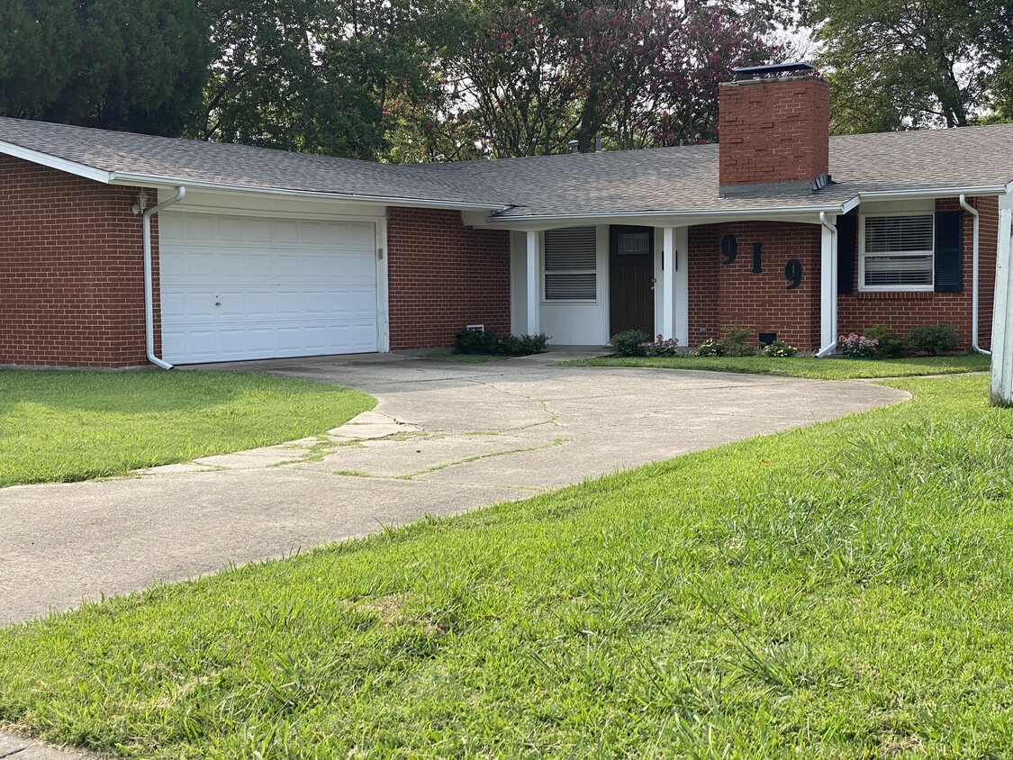 Primary Photo - 919 Melrose Dr