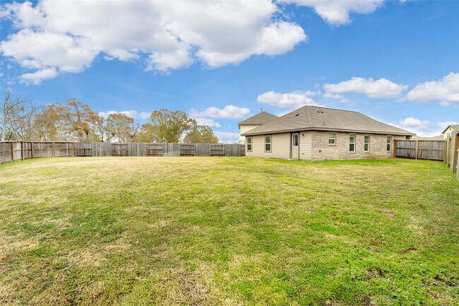 Foto del edificio - 5402 Logan Dale Dr