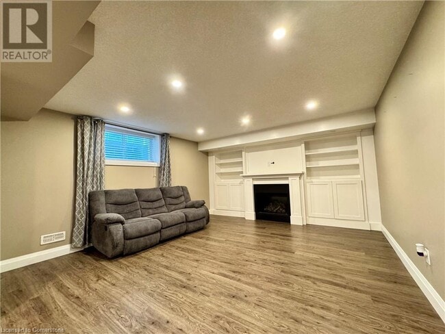 Building Photo - 553 Sundew Dr
